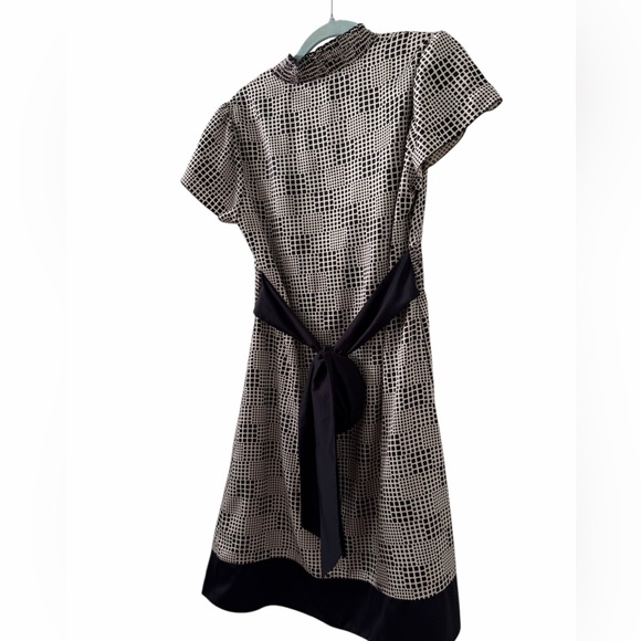 Banana Republic midi dress, smocked waist and collar, geometric pattern, size 8 - Picture 2 of 10